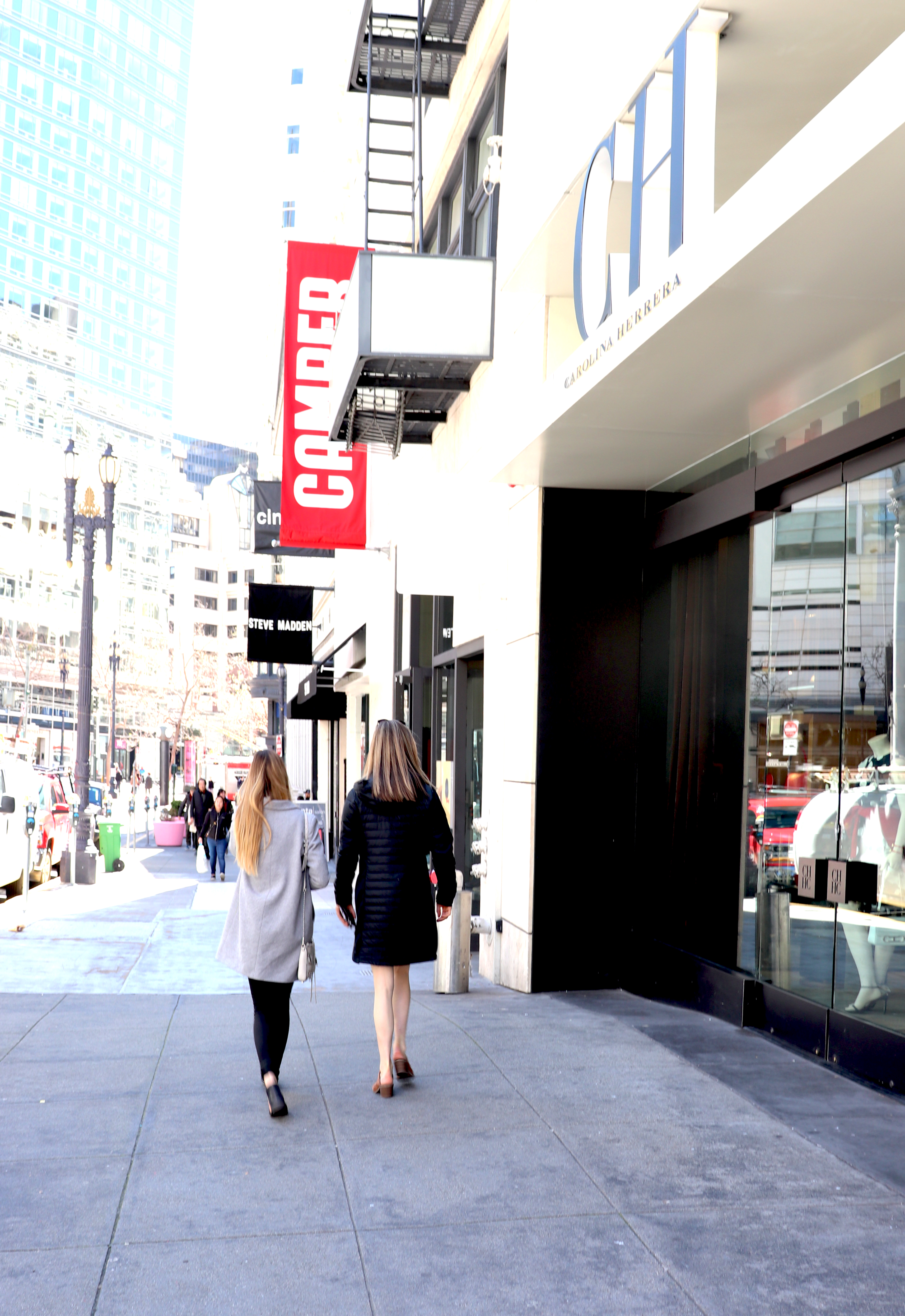 An image of an shopping street in San Francisco downtown